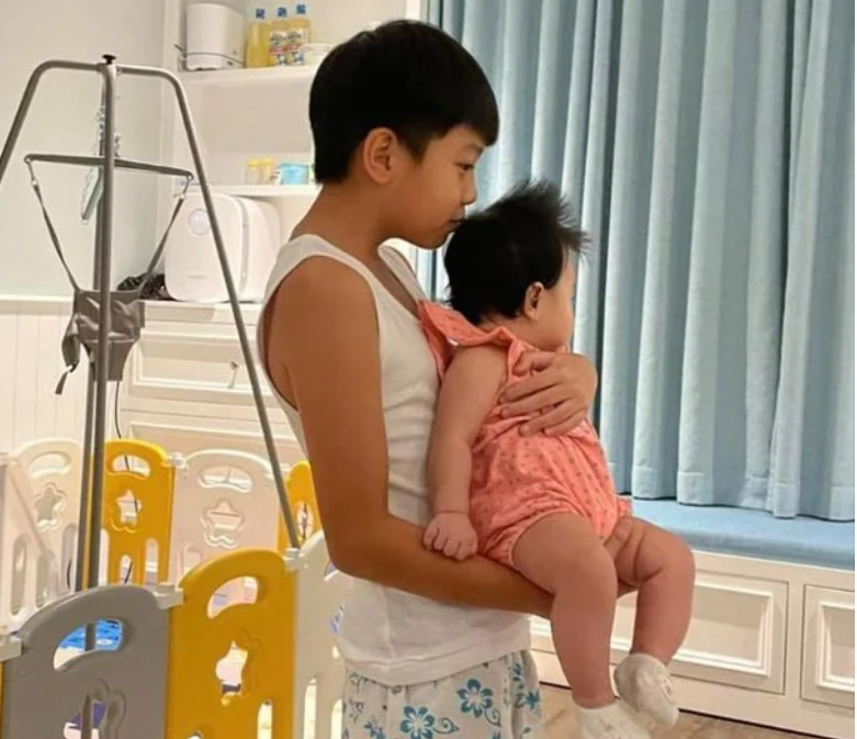 Cường Đô La khoe ảnh Subeo bế Suchin, nhìn vào thấy ngay điểm giống nhau như đúc của hai anh em - 4 Cường Đô La khoe ảnh Subeo bế Suchin, nhìn vào thấy ngay điểm giống nhau như đúc của hai anh em - 4