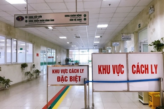 Nữ bệnh nhân COVID-19 tại BV Bệnh nhiệt đới TW lao vào bóp cổ điều dưỡng Nữ bệnh nhân COVID-19 tại BV Bệnh nhiệt đới TW lao vào bóp cổ điều dưỡng