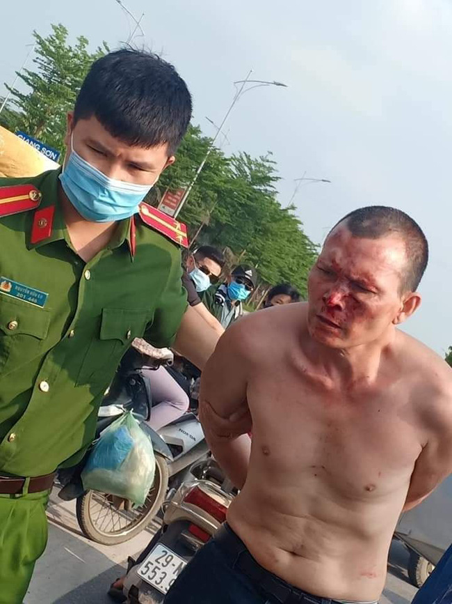 Hà Nội: Khống chế, bắt giữ đối tượng đâm trọng thương tài xế, cướp taxi khi đang bị truy nã vì tội giết người Hà Nội: Khống chế, bắt giữ đối tượng đâm trọng thương tài xế, cướp taxi khi đang bị truy nã vì tội giết người