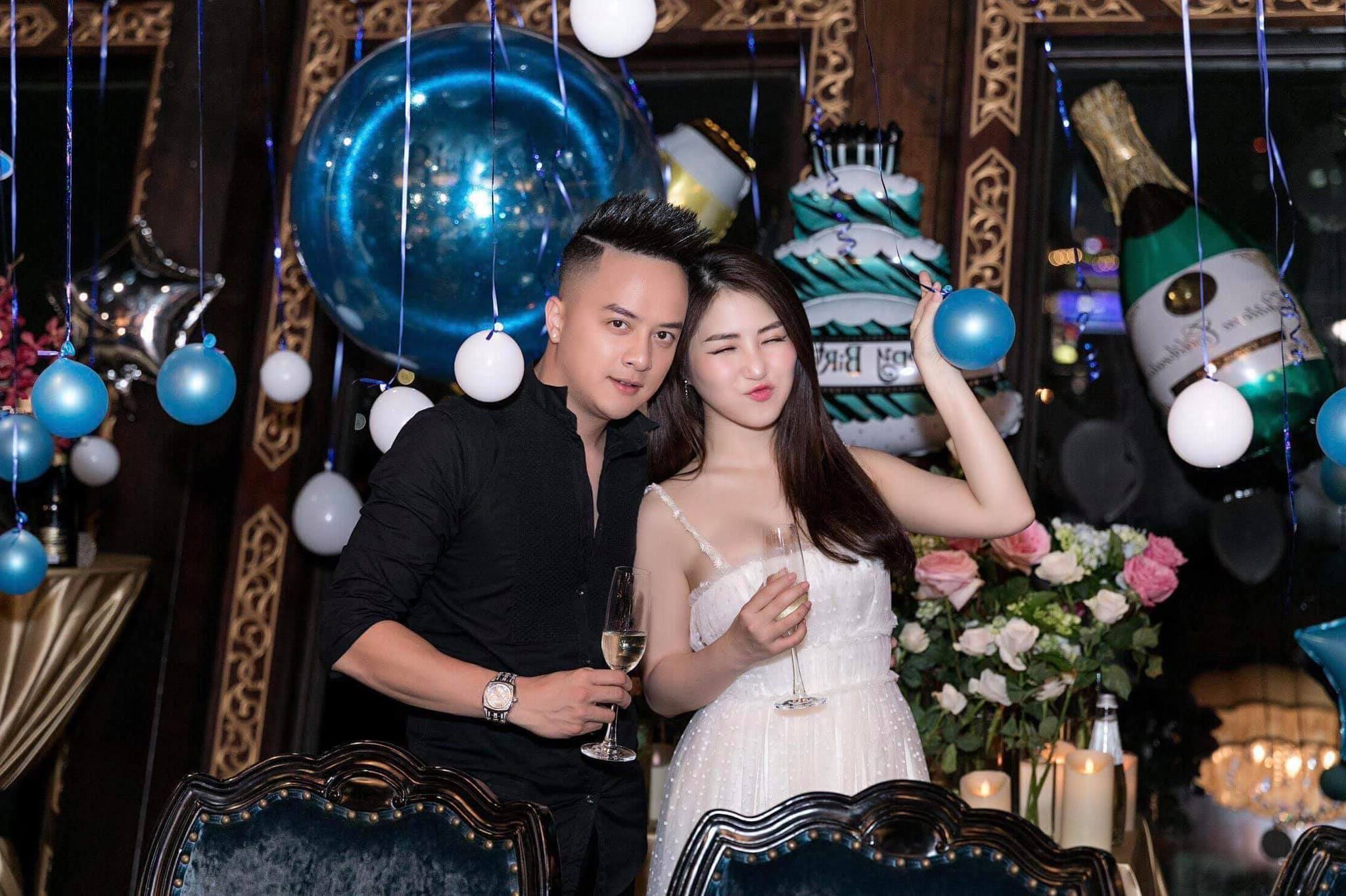 Hương Tràm xuất hiện trong tiệc sinh nhật cùng Cao Thái Sơn, ai cũng chú ý tới vòng 2 lùm lùm sau lớp váy - 2 Hương Tràm xuất hiện trong tiệc sinh nhật cùng Cao Thái Sơn, ai cũng chú ý tới vòng 2 lùm lùm sau lớp váy - 2