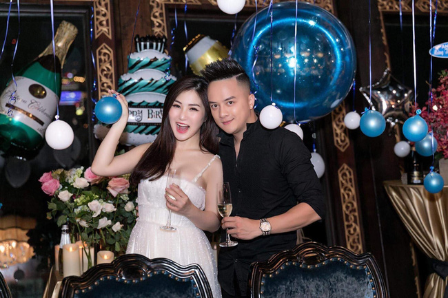 Hương Tràm xuất hiện trong tiệc sinh nhật cùng Cao Thái Sơn, ai cũng chú ý tới vòng 2 lùm lùm sau lớp váy Hương Tràm xuất hiện trong tiệc sinh nhật cùng Cao Thái Sơn, ai cũng chú ý tới vòng 2 lùm lùm sau lớp váy