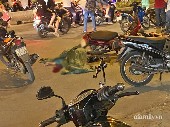 TP.HCM: Giật điện thoại bị cô gái đu vào tay, tên cướp chết ngay tại chỗ sau khi gây tai nạn khiến 2 người khác trọng thương TP.HCM: Giật điện thoại bị cô gái đu vào tay, tên cướp chết ngay tại chỗ sau khi gây tai nạn khiến 2 người khác trọng thương