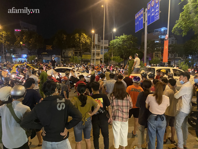 TP.HCM: Giật điện thoại bị cô gái đu vào tay, tên cướp chết ngay tại chỗ sau khi gây tai nạn khiến 2 người khác trọng thương - 2 TP.HCM: Giật điện thoại bị cô gái đu vào tay, tên cướp chết ngay tại chỗ sau khi gây tai nạn khiến 2 người khác trọng thương - 2