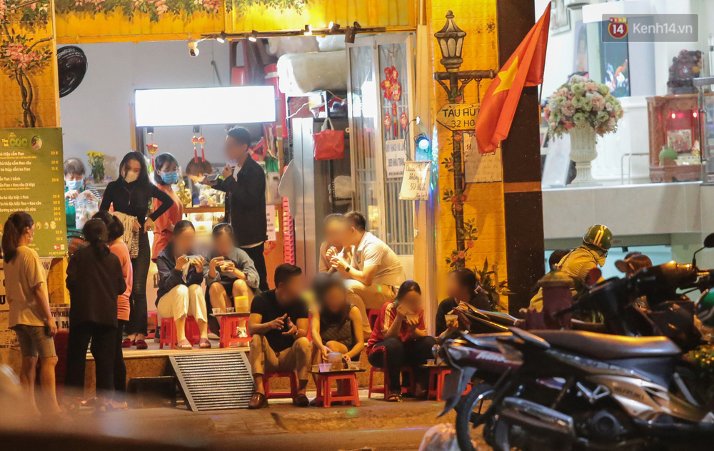 Cuối tuần, khách nhậu Sài Gòn ngồi chật kín quán, giới trẻ tụ tập tràn vỉa hè giữa dịch Covid-19 - 1 Cuối tuần, khách nhậu Sài Gòn ngồi chật kín quán, giới trẻ tụ tập tràn vỉa hè giữa dịch Covid-19 - 1