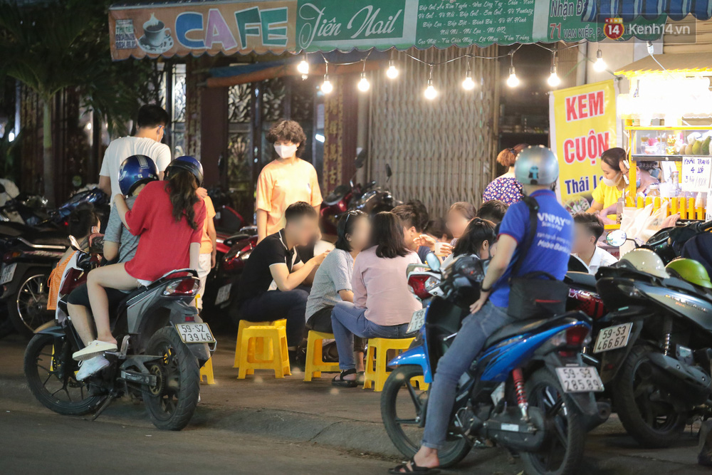 Cuối tuần, khách nhậu Sài Gòn ngồi chật kín quán, giới trẻ tụ tập tràn vỉa hè giữa dịch Covid-19 - 7 Cuối tuần, khách nhậu Sài Gòn ngồi chật kín quán, giới trẻ tụ tập tràn vỉa hè giữa dịch Covid-19 - 7