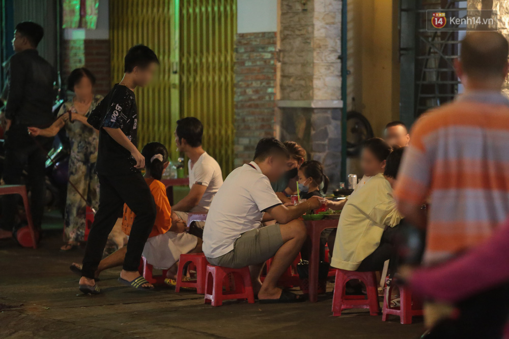 Cuối tuần, khách nhậu Sài Gòn ngồi chật kín quán, giới trẻ tụ tập tràn vỉa hè giữa dịch Covid-19 - 8 Cuối tuần, khách nhậu Sài Gòn ngồi chật kín quán, giới trẻ tụ tập tràn vỉa hè giữa dịch Covid-19 - 8
