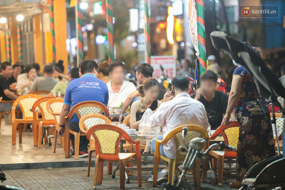 Cuối tuần, khách nhậu Sài Gòn ngồi chật kín quán, giới trẻ tụ tập tràn vỉa hè giữa dịch Covid-19 - 12 Cuối tuần, khách nhậu Sài Gòn ngồi chật kín quán, giới trẻ tụ tập tràn vỉa hè giữa dịch Covid-19 - 12
