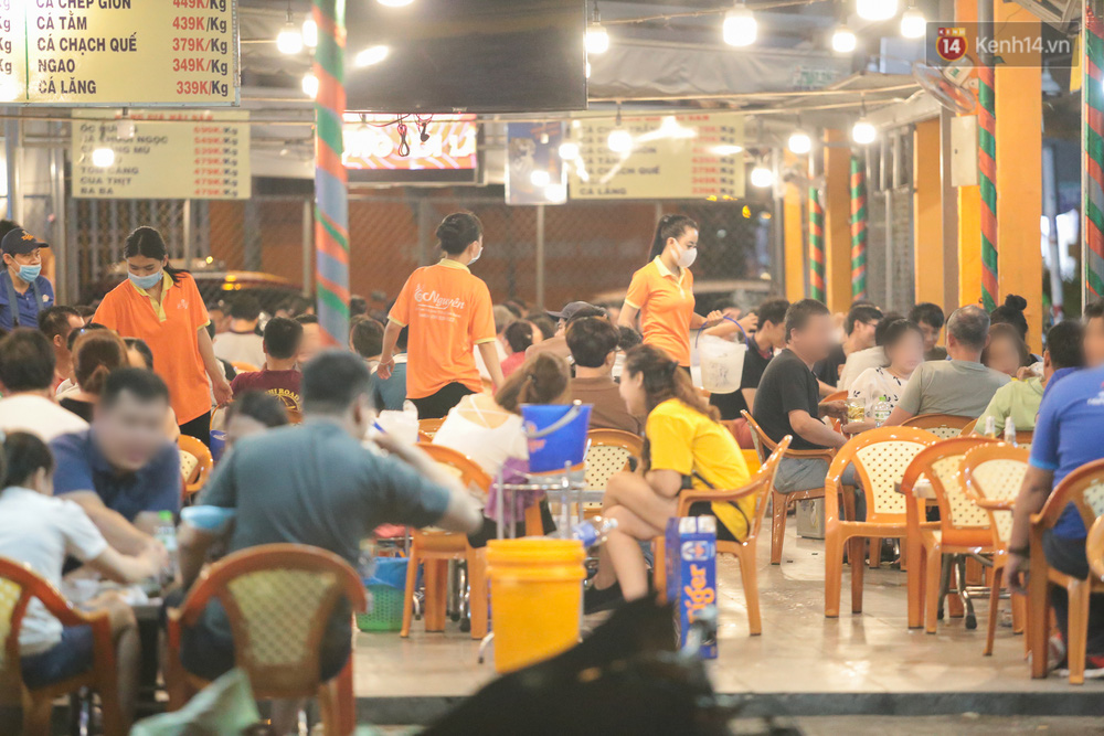 Cuối tuần, khách nhậu Sài Gòn ngồi chật kín quán, giới trẻ tụ tập tràn vỉa hè giữa dịch Covid-19 - 11 Cuối tuần, khách nhậu Sài Gòn ngồi chật kín quán, giới trẻ tụ tập tràn vỉa hè giữa dịch Covid-19 - 11