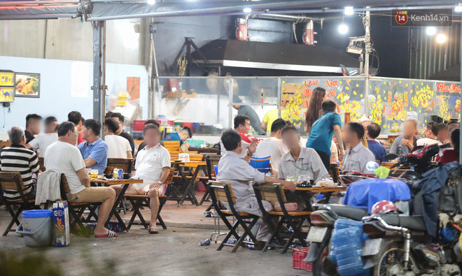 Cuối tuần, khách nhậu Sài Gòn ngồi chật kín quán, giới trẻ tụ tập tràn vỉa hè giữa dịch Covid-19 - 15 Cuối tuần, khách nhậu Sài Gòn ngồi chật kín quán, giới trẻ tụ tập tràn vỉa hè giữa dịch Covid-19 - 15