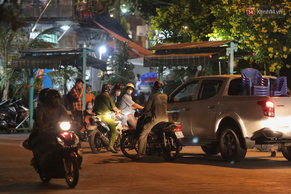 Cuối tuần, khách nhậu Sài Gòn ngồi chật kín quán, giới trẻ tụ tập tràn vỉa hè giữa dịch Covid-19 - 10 Cuối tuần, khách nhậu Sài Gòn ngồi chật kín quán, giới trẻ tụ tập tràn vỉa hè giữa dịch Covid-19 - 10