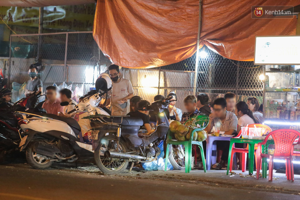 Cuối tuần, khách nhậu Sài Gòn ngồi chật kín quán, giới trẻ tụ tập tràn vỉa hè giữa dịch Covid-19 - 6 Cuối tuần, khách nhậu Sài Gòn ngồi chật kín quán, giới trẻ tụ tập tràn vỉa hè giữa dịch Covid-19 - 6