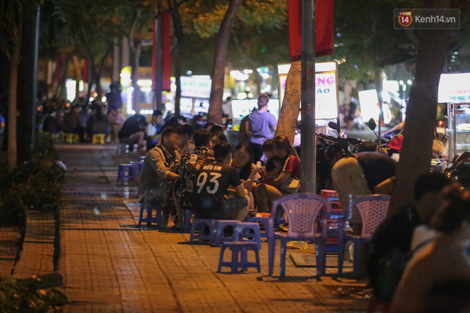 Cuối tuần, khách nhậu Sài Gòn ngồi chật kín quán, giới trẻ tụ tập tràn vỉa hè giữa dịch Covid-19 - 5 Cuối tuần, khách nhậu Sài Gòn ngồi chật kín quán, giới trẻ tụ tập tràn vỉa hè giữa dịch Covid-19 - 5