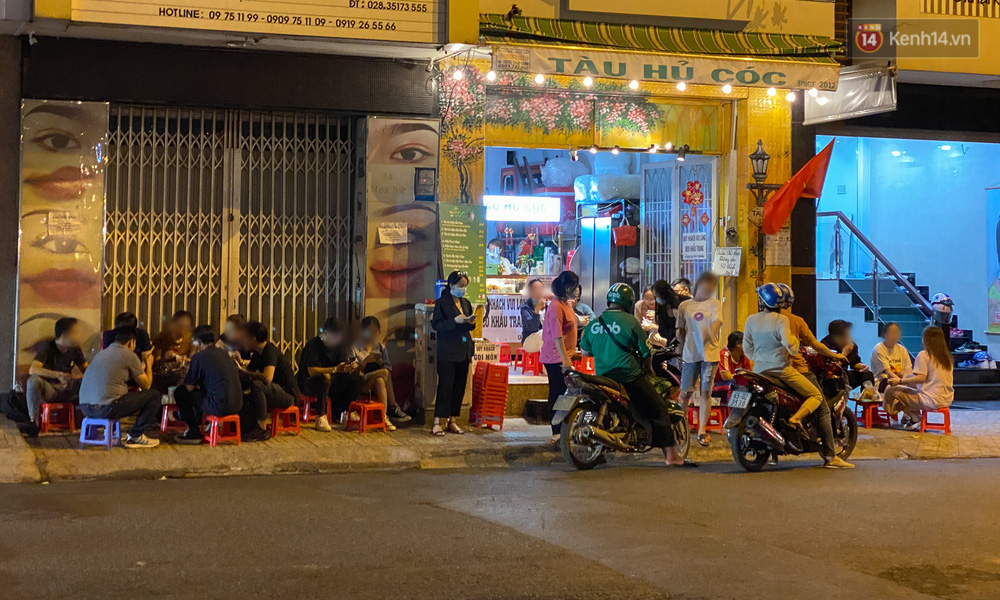 Cuối tuần, khách nhậu Sài Gòn ngồi chật kín quán, giới trẻ tụ tập tràn vỉa hè giữa dịch Covid-19 Cuối tuần, khách nhậu Sài Gòn ngồi chật kín quán, giới trẻ tụ tập tràn vỉa hè giữa dịch Covid-19
