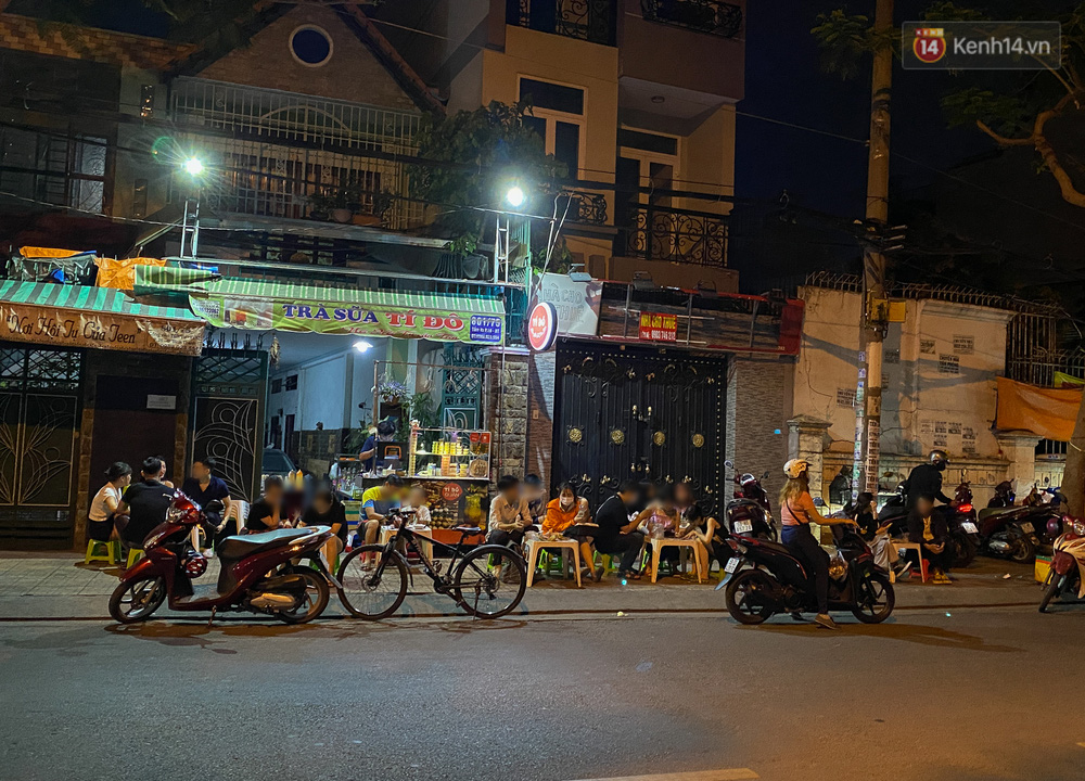 Cuối tuần, khách nhậu Sài Gòn ngồi chật kín quán, giới trẻ tụ tập tràn vỉa hè giữa dịch Covid-19 - 2 Cuối tuần, khách nhậu Sài Gòn ngồi chật kín quán, giới trẻ tụ tập tràn vỉa hè giữa dịch Covid-19 - 2