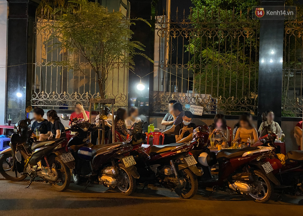Cuối tuần, khách nhậu Sài Gòn ngồi chật kín quán, giới trẻ tụ tập tràn vỉa hè giữa dịch Covid-19 - 3 Cuối tuần, khách nhậu Sài Gòn ngồi chật kín quán, giới trẻ tụ tập tràn vỉa hè giữa dịch Covid-19 - 3