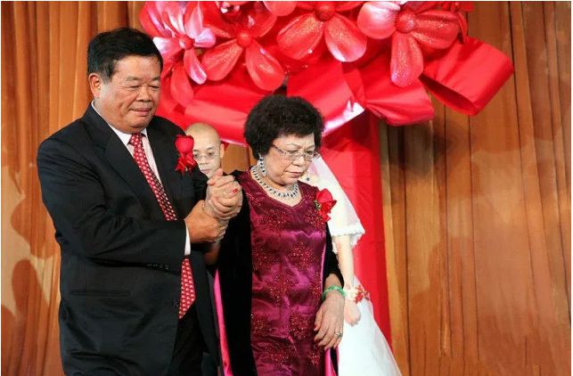 Tỷ phú Trung Quốc và cuộc hôn nhân sắp đặt cùng bà vợ mù chữ: Bán của hồi môn khởi nghiệp, suýt ly hôn bởi kẻ thứ ba và quyết định cực sốc với tài sản tỷ đô! - 2 Tỷ phú Trung Quốc và cuộc hôn nhân sắp đặt cùng bà vợ mù chữ: Bán của hồi môn khởi nghiệp, suýt ly hôn bởi kẻ thứ ba và quyết định cực sốc với tài sản tỷ đô! - 2