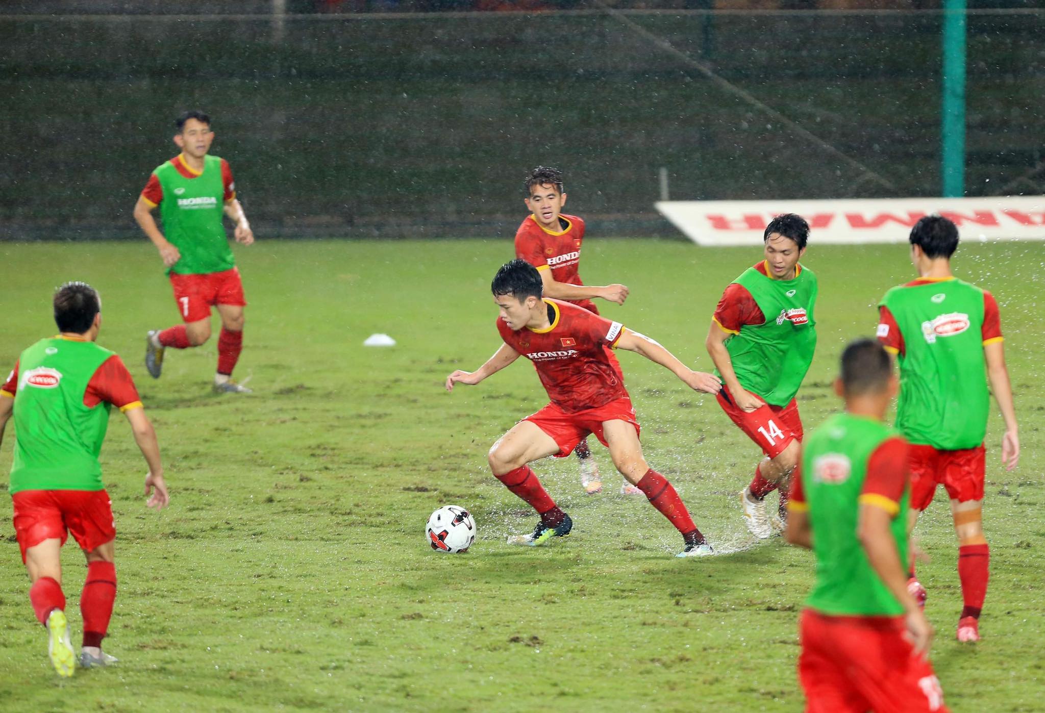 Hoàng Đức chấn thương sau pha va chạm với Minh Vương - 1 Hoàng Đức chấn thương sau pha va chạm với Minh Vương - 1