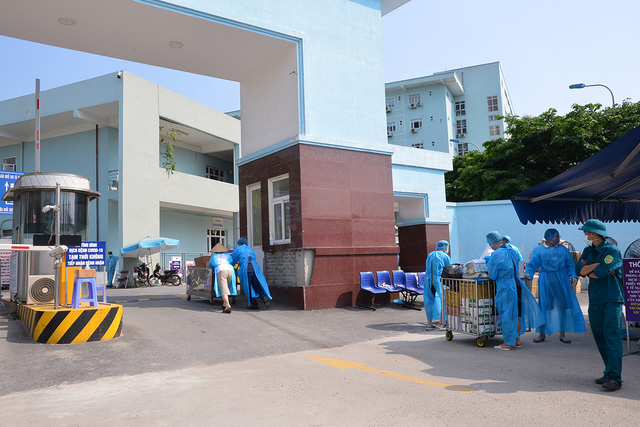 Nhân viên y tế Bệnh viện K hối hả vận chuyển đồ tiếp tế, hàng từ thiện dưới cái nóng oi bức gần 40 độ C Nhân viên y tế Bệnh viện K hối hả vận chuyển đồ tiếp tế, hàng từ thiện dưới cái nóng oi bức gần 40 độ C