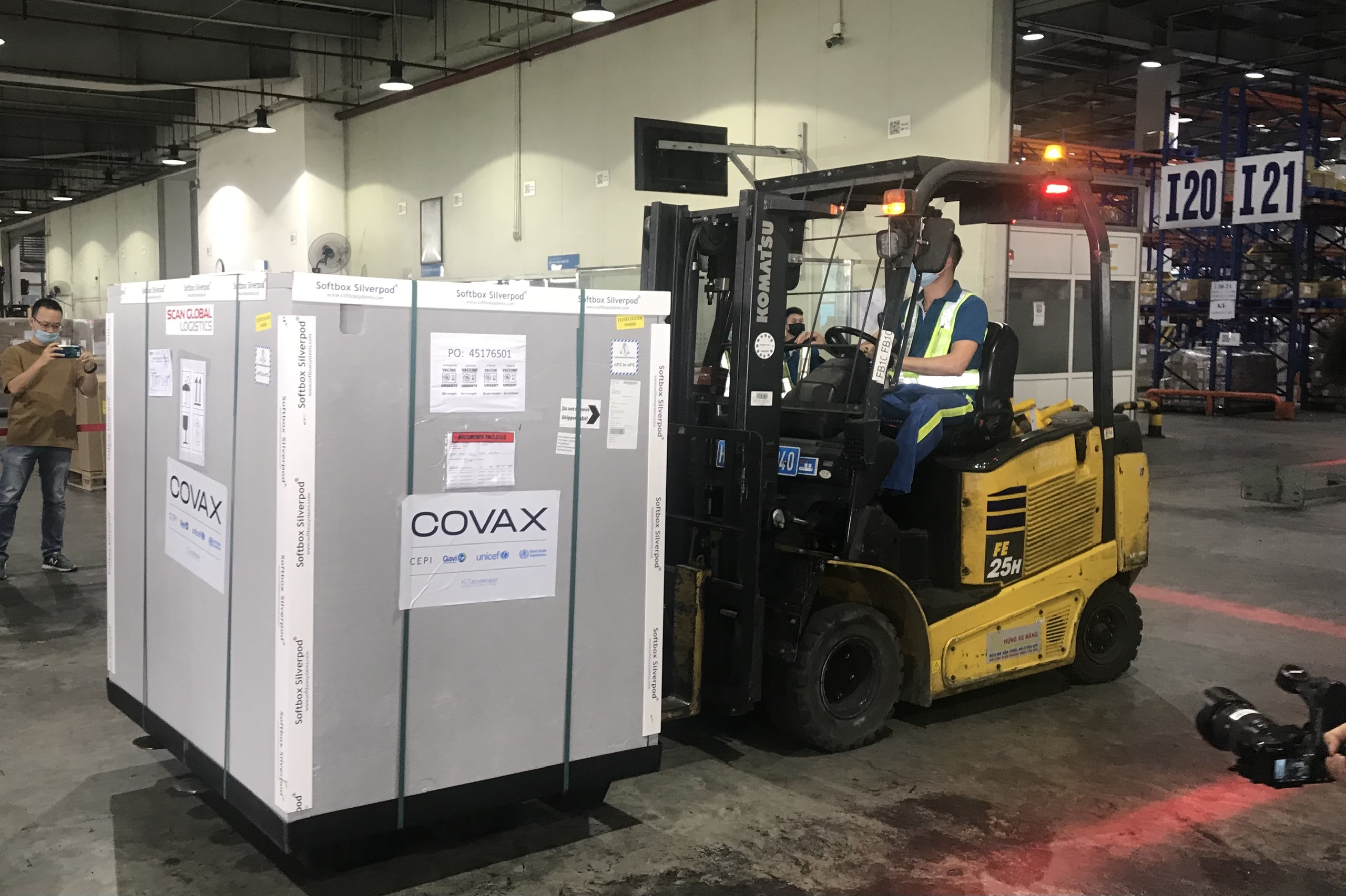 Chiều 16/5: Thêm 1.682 triệu liều vắc xin phòng COVID-19 của COVAX về đến Việt Nam - 1 Chiều 16/5: Thêm 1.682 triệu liều vắc xin phòng COVID-19 của COVAX về đến Việt Nam - 1