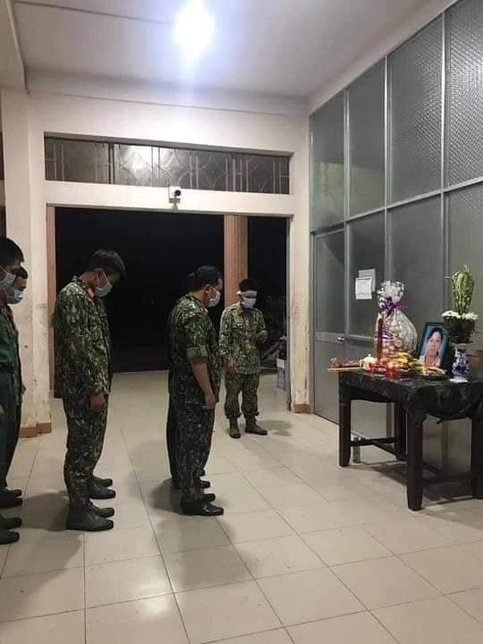 Mẹ mất không thể về chịu tang: Nhói lòng nơi tuyến đầu chống dịch - 2 Mẹ mất không thể về chịu tang: Nhói lòng nơi tuyến đầu chống dịch - 2