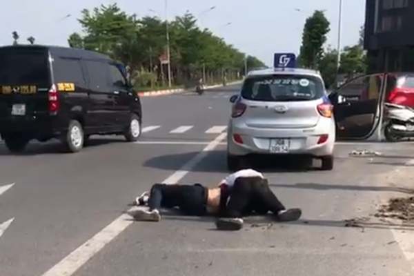 Tài xế bị tên cướp đâm trên đường Cienco 5 đã tỉnh táo sau khi phẫu thuật Tài xế bị tên cướp đâm trên đường Cienco 5 đã tỉnh táo sau khi phẫu thuật