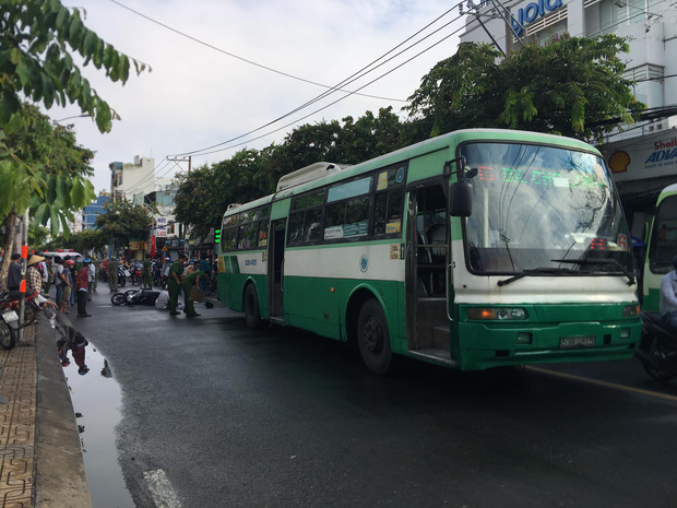 TP.HCM: Nữ sinh lớp 12 bị xe buýt cán tử vong trên đường đi ôn thi tốt nghiệp, cha ôm thi thể con ngồi khóc ngất TP.HCM: Nữ sinh lớp 12 bị xe buýt cán tử vong trên đường đi ôn thi tốt nghiệp, cha ôm thi thể con ngồi khóc ngất