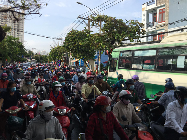 TP.HCM: Nữ sinh lớp 12 bị xe buýt cán tử vong trên đường đi ôn thi tốt nghiệp, cha ôm thi thể con ngồi khóc ngất - 2 TP.HCM: Nữ sinh lớp 12 bị xe buýt cán tử vong trên đường đi ôn thi tốt nghiệp, cha ôm thi thể con ngồi khóc ngất - 2
