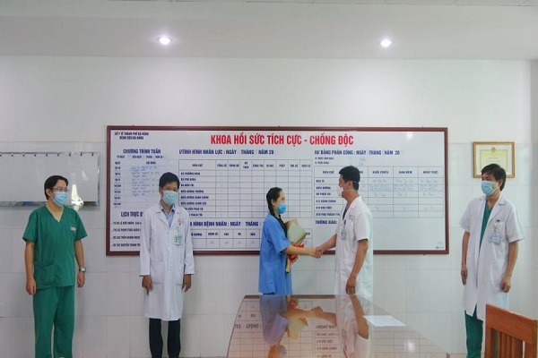 Nữ điều dưỡng bị sốc phản vệ sau tiêm vắc xin Covid-19 đã xuất viện Nữ điều dưỡng bị sốc phản vệ sau tiêm vắc xin Covid-19 đã xuất viện