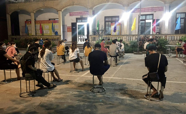 Xúc động những hình ảnh y, bác sĩ quên mình trên tuyến đầu chống dịch Covid-19 - 1 Xúc động những hình ảnh y, bác sĩ quên mình trên tuyến đầu chống dịch Covid-19 - 1