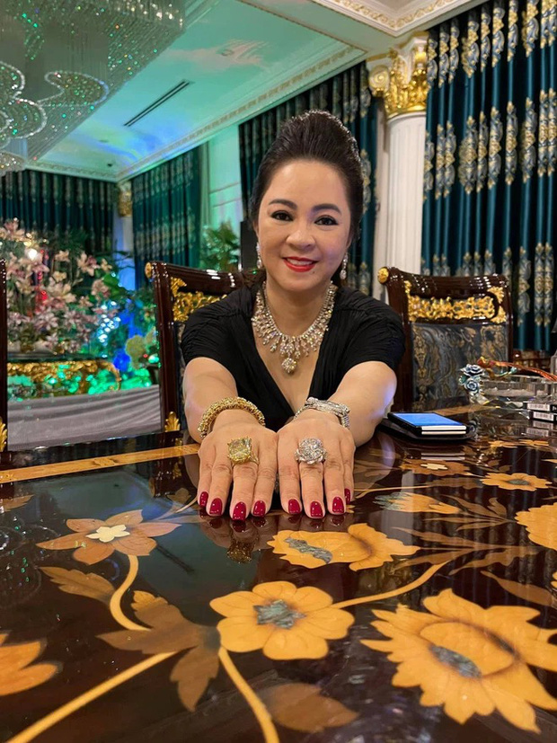 Con dâu bà Phương Hằng âm thầm mở Facebook sau thời gian 'ở ẩn', có động thái hoàn toàn trái ngược với mẹ chồng - 2 Con dâu bà Phương Hằng âm thầm mở Facebook sau thời gian 'ở ẩn', có động thái hoàn toàn trái ngược với mẹ chồng - 2