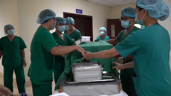 Trái tim, gan, thận được chuyển từ Vũng Tàu đến TP HCM trong 55 phút nhờ công an dẫn đường Trái tim, gan, thận được chuyển từ Vũng Tàu đến TP HCM trong 55 phút nhờ công an dẫn đường