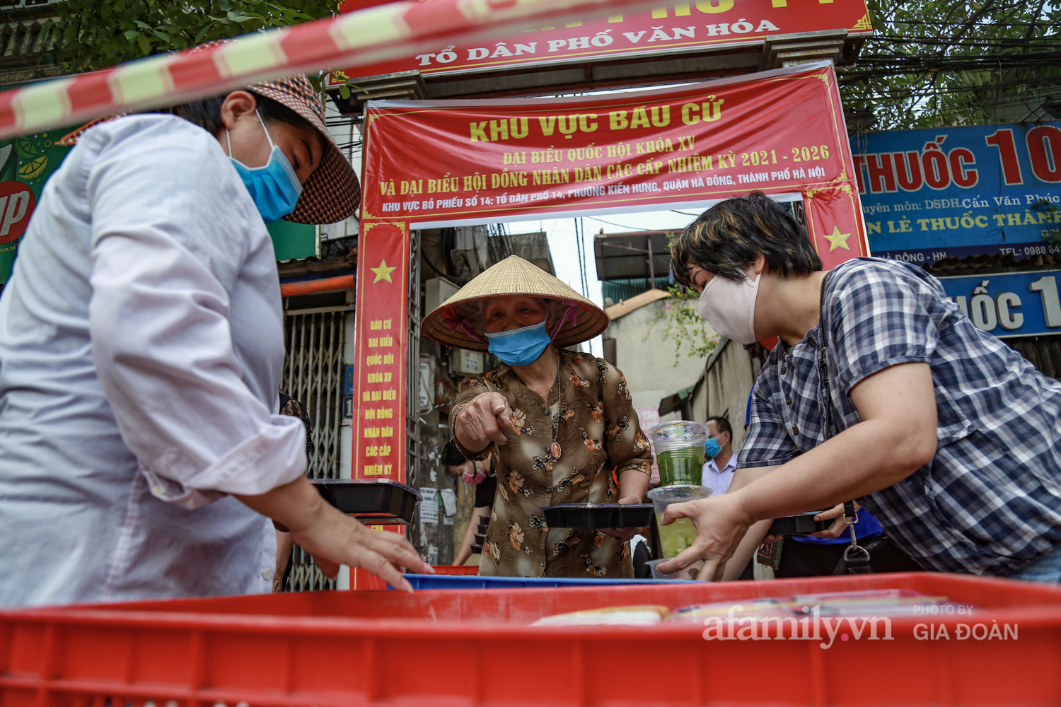 Chú bảo vệ, cô nhân viên y tế và những giọt mồ hôi 'không chạm đất' bên trong hàng rào cách ly: Không cho phép mình nghỉ ngơi, không cho phép mình lùi bước - 5 Chú bảo vệ, cô nhân viên y tế và những giọt mồ hôi 'không chạm đất' bên trong hàng rào cách ly: Không cho phép mình nghỉ ngơi, không cho phép mình lùi bước - 5
