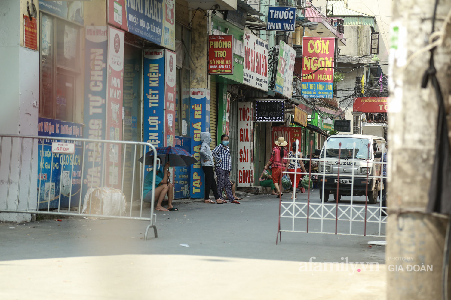 Chú bảo vệ, cô nhân viên y tế và những giọt mồ hôi 'không chạm đất' bên trong hàng rào cách ly: Không cho phép mình nghỉ ngơi, không cho phép mình lùi bước Chú bảo vệ, cô nhân viên y tế và những giọt mồ hôi 'không chạm đất' bên trong hàng rào cách ly: Không cho phép mình nghỉ ngơi, không cho phép mình lùi bước