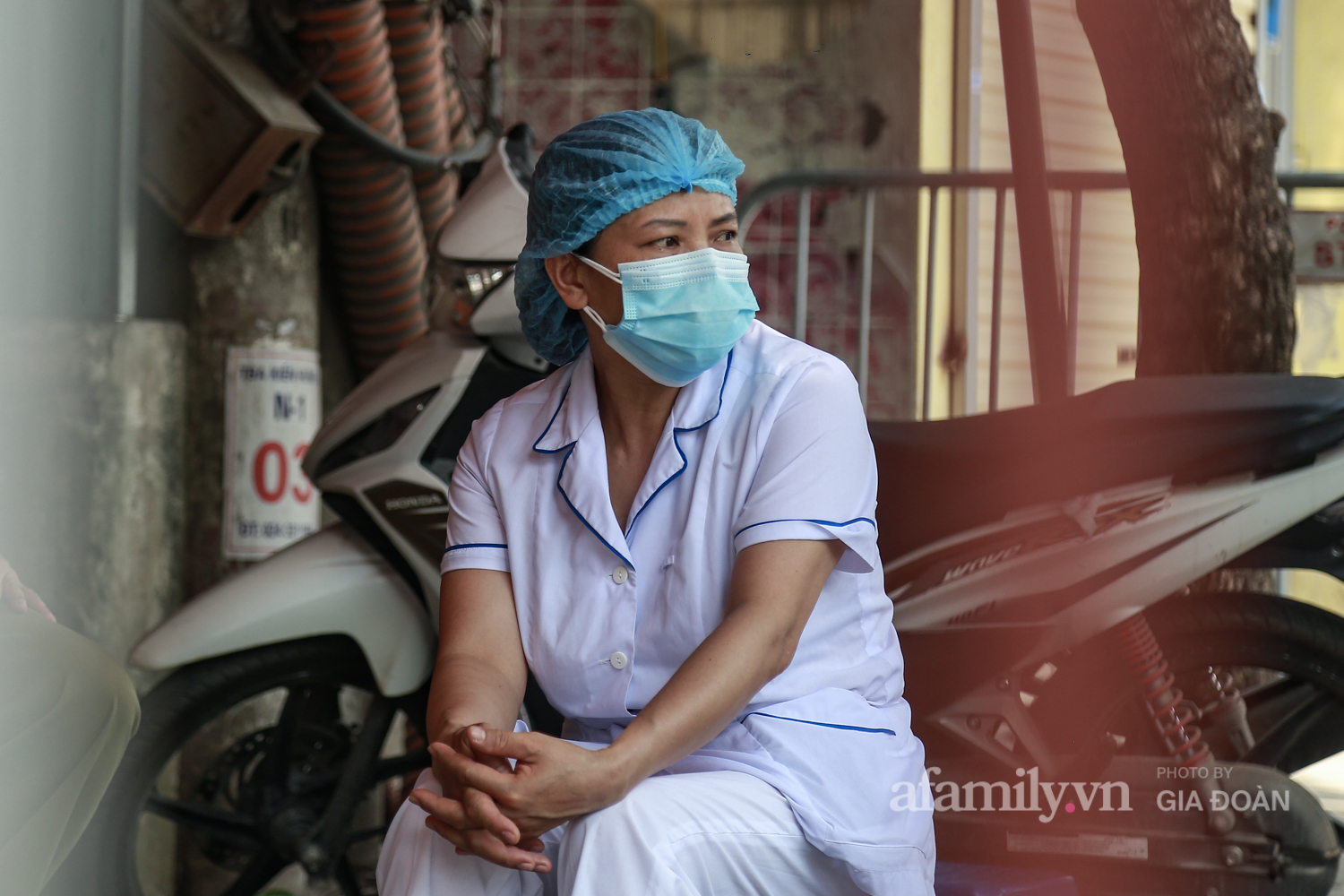 Chú bảo vệ, cô nhân viên y tế và những giọt mồ hôi 'không chạm đất' bên trong hàng rào cách ly: Không cho phép mình nghỉ ngơi, không cho phép mình lùi bước - 10 Chú bảo vệ, cô nhân viên y tế và những giọt mồ hôi 'không chạm đất' bên trong hàng rào cách ly: Không cho phép mình nghỉ ngơi, không cho phép mình lùi bước - 10