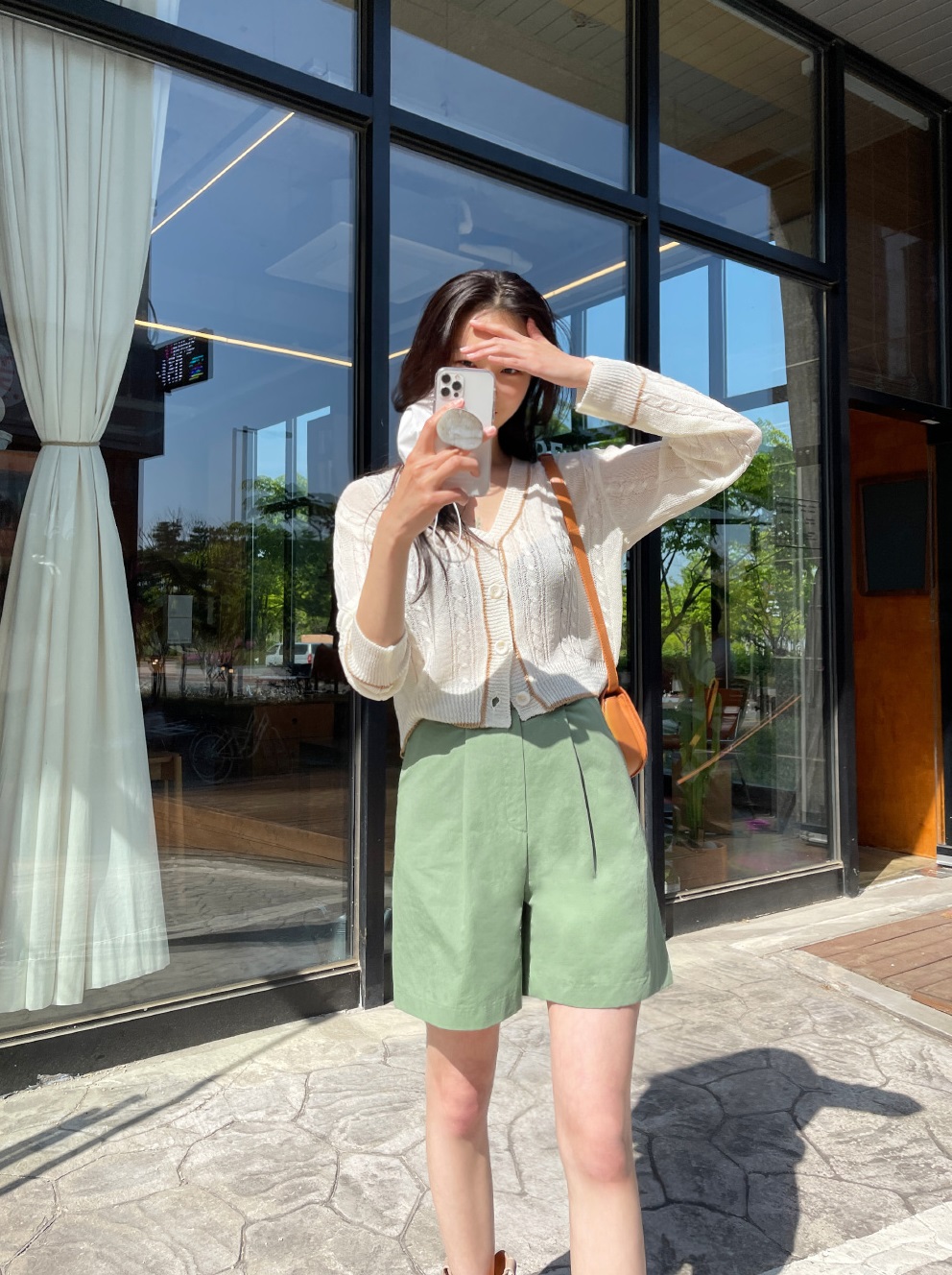 Kiểu quần short hot nhất lúc này: Mặc siêu mát, giúp chân nhỏ đi và tăng vẻ thanh lịch - 2 Kiểu quần short hot nhất lúc này: Mặc siêu mát, giúp chân nhỏ đi và tăng vẻ thanh lịch - 2