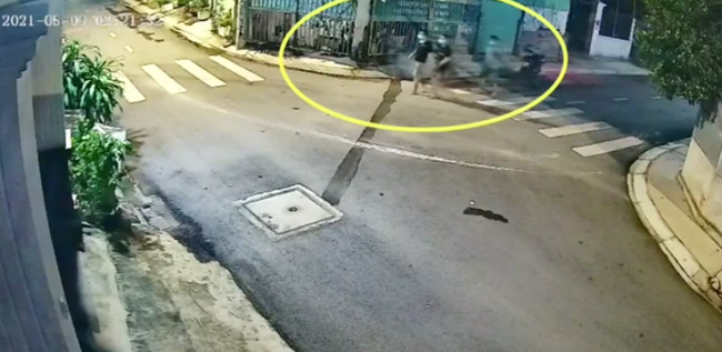 Vừa dừng trước cửa nhà, người đàn ông bị 6 thanh niên phối hợp cướp xe máy, thủ đoạn tinh vi của chúng khiến nạn nhân không thể chống cự Vừa dừng trước cửa nhà, người đàn ông bị 6 thanh niên phối hợp cướp xe máy, thủ đoạn tinh vi của chúng khiến nạn nhân không thể chống cự
