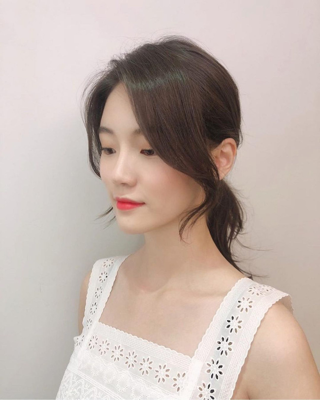 Hair stylist bật mí chiêu buộc tóc thấp tạo góc nghiêng thần thánh, giúp mặt thon gọn mà gái Hàn mới biết - 8 Hair stylist bật mí chiêu buộc tóc thấp tạo góc nghiêng thần thánh, giúp mặt thon gọn mà gái Hàn mới biết - 8