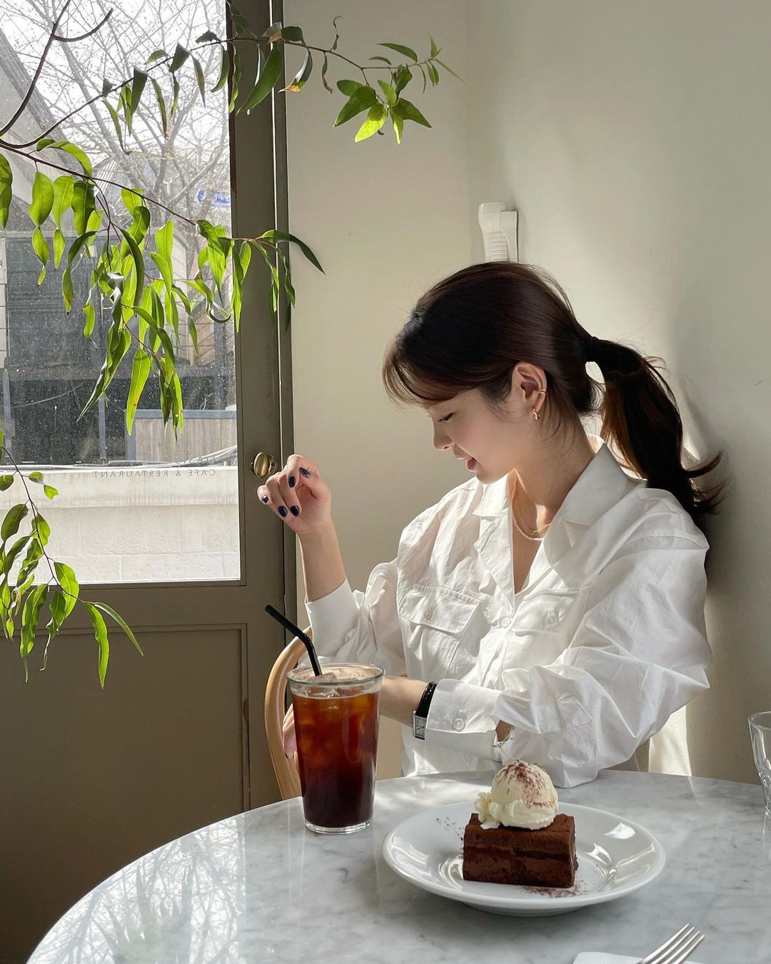 Hair stylist bật mí chiêu buộc tóc thấp tạo góc nghiêng thần thánh, giúp mặt thon gọn mà gái Hàn mới biết - 3 Hair stylist bật mí chiêu buộc tóc thấp tạo góc nghiêng thần thánh, giúp mặt thon gọn mà gái Hàn mới biết - 3