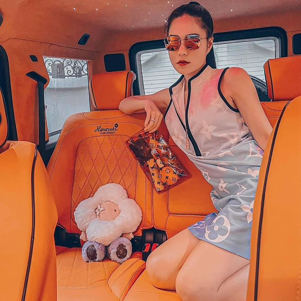 Nữ đại gia ở biệt thự 200 tỷ khoe đôi giày rẻ nhất từng mua, thế nào mà phải leo cả lên ghế để khoe? - 6 Nữ đại gia ở biệt thự 200 tỷ khoe đôi giày rẻ nhất từng mua, thế nào mà phải leo cả lên ghế để khoe? - 6
