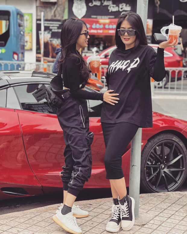 'Bộ đôi' vợ đại gia vs gái xinh đi xe 20 tỷ mua cơm tấm: Mỗi lần gặp là cùng nhau lái thử... siêu xe - 4 'Bộ đôi' vợ đại gia vs gái xinh đi xe 20 tỷ mua cơm tấm: Mỗi lần gặp là cùng nhau lái thử... siêu xe - 4