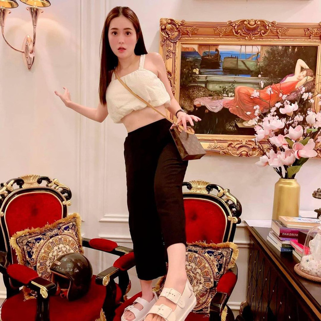 Nữ đại gia ở biệt thự 200 tỷ khoe đôi giày rẻ nhất từng mua, thế nào mà phải leo cả lên ghế để khoe? - 3 Nữ đại gia ở biệt thự 200 tỷ khoe đôi giày rẻ nhất từng mua, thế nào mà phải leo cả lên ghế để khoe? - 3