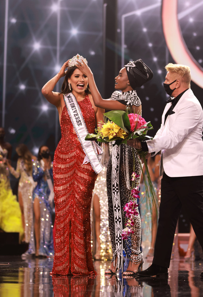 2 thái cực biểu cảm cựu và tân Miss Universe gây bão: Bên cười không khép được miệng, bên căng thẳng trao vương miện 115 tỷ - 7 2 thái cực biểu cảm cựu và tân Miss Universe gây bão: Bên cười không khép được miệng, bên căng thẳng trao vương miện 115 tỷ - 7