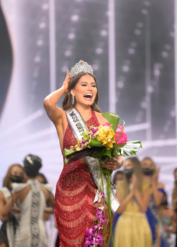 2 thái cực biểu cảm cựu và tân Miss Universe gây bão: Bên cười không khép được miệng, bên căng thẳng trao vương miện 115 tỷ - 4 2 thái cực biểu cảm cựu và tân Miss Universe gây bão: Bên cười không khép được miệng, bên căng thẳng trao vương miện 115 tỷ - 4