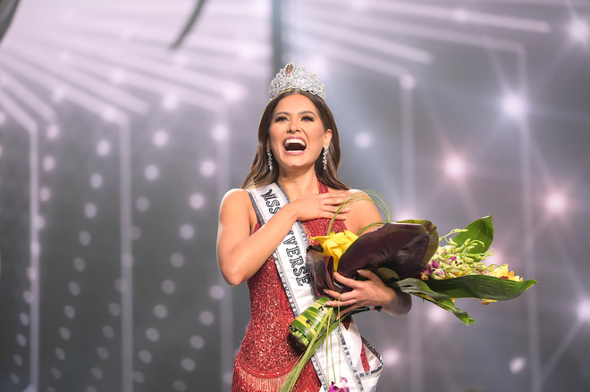 2 thái cực biểu cảm cựu và tân Miss Universe gây bão: Bên cười không khép được miệng, bên căng thẳng trao vương miện 115 tỷ - 15 2 thái cực biểu cảm cựu và tân Miss Universe gây bão: Bên cười không khép được miệng, bên căng thẳng trao vương miện 115 tỷ - 15