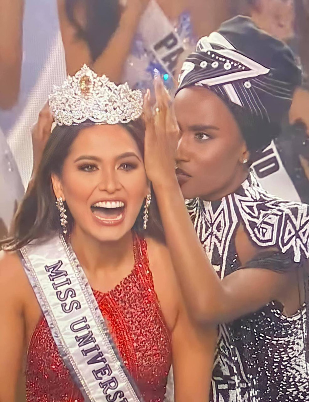 2 thái cực biểu cảm cựu và tân Miss Universe gây bão: Bên cười không khép được miệng, bên căng thẳng trao vương miện 115 tỷ 2 thái cực biểu cảm cựu và tân Miss Universe gây bão: Bên cười không khép được miệng, bên căng thẳng trao vương miện 115 tỷ