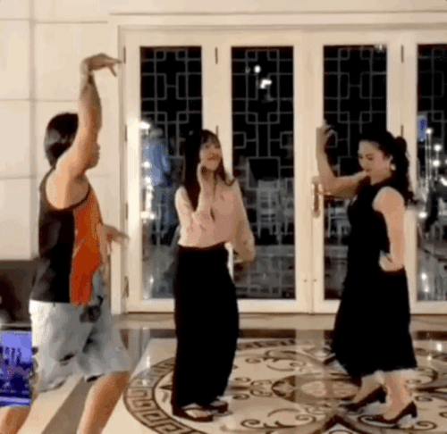 Clip: Đại gia Phương Hằng vui vẻ thể hiện khả năng vũ đạo ngoài đời, khác hẳn lúc gay gắt trên livestream - 3 Clip: Đại gia Phương Hằng vui vẻ thể hiện khả năng vũ đạo ngoài đời, khác hẳn lúc gay gắt trên livestream - 3