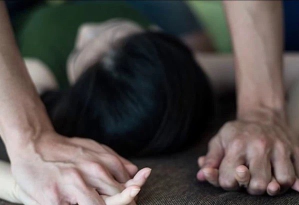 Bé gái 13 tuổi bị chính cha đẻ giở trò đồi bại khi về thăm nhà Bé gái 13 tuổi bị chính cha đẻ giở trò đồi bại khi về thăm nhà
