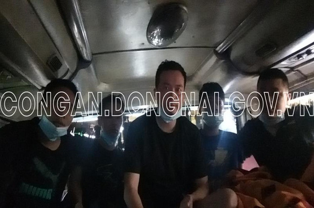 Xe khách chở 5 người Trung Quốc nhập cảnh trái phép trốn từ vùng dịch Bắc Giang vào Đồng Nai, ẩn nấp trong thùng carton - 1 Xe khách chở 5 người Trung Quốc nhập cảnh trái phép trốn từ vùng dịch Bắc Giang vào Đồng Nai, ẩn nấp trong thùng carton - 1