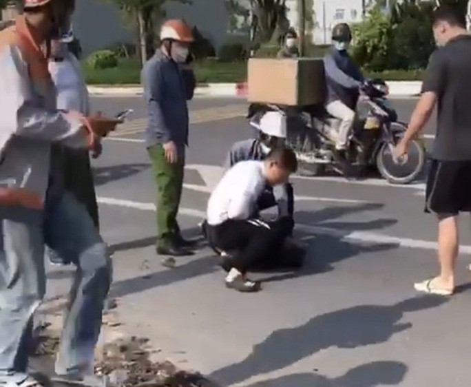 Giám đốc Công an Hà Nội nói gì về kỷ luật đại uý đứng nhìn người dân vật lộn với kẻ bị truy nã? Giám đốc Công an Hà Nội nói gì về kỷ luật đại uý đứng nhìn người dân vật lộn với kẻ bị truy nã?