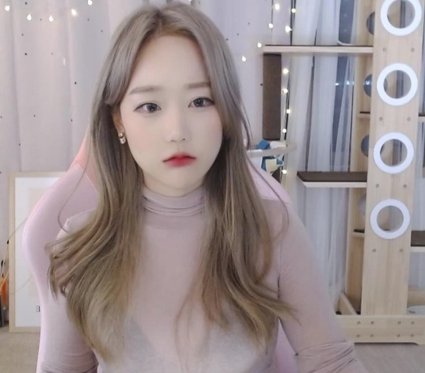 Bị hiểu nhầm là không mặc quần trên sóng, nữ streamer hoảng hồn vì nhận bão report và án cấm kênh Bị hiểu nhầm là không mặc quần trên sóng, nữ streamer hoảng hồn vì nhận bão report và án cấm kênh
